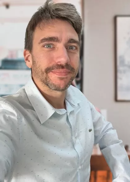 Portrait d’Olivier Comparato, psychopraticien en maïeusthésie
